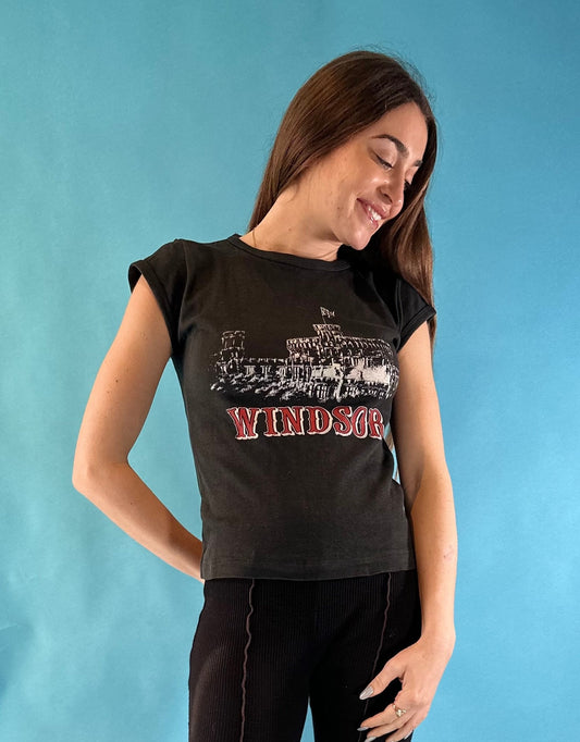 Vintage Y2K Printed Graphic Windsor Castle T-Shirt.