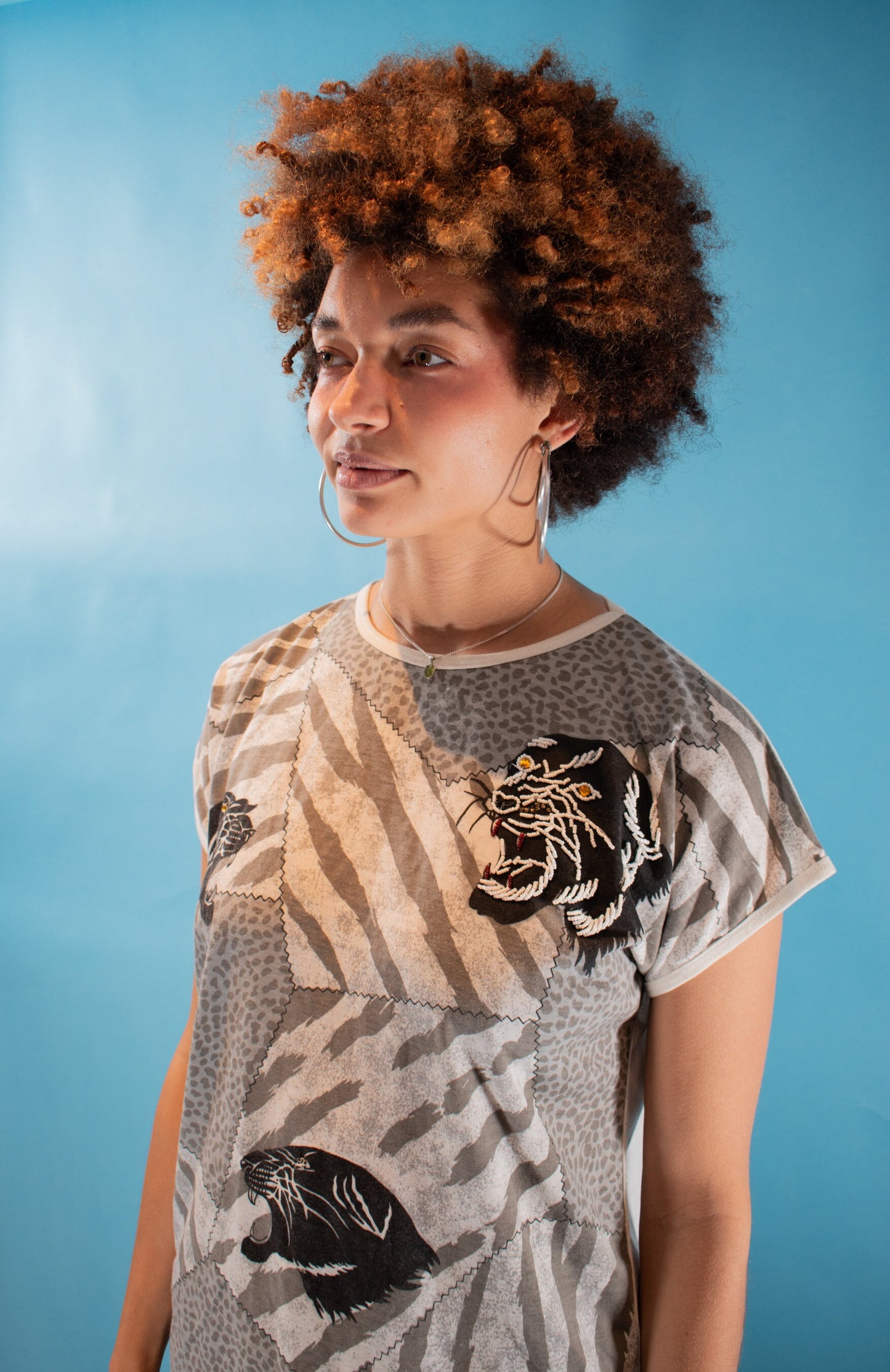 Vintage Y2K Size L Tiger Print Embellished T-Shirt in Grey.