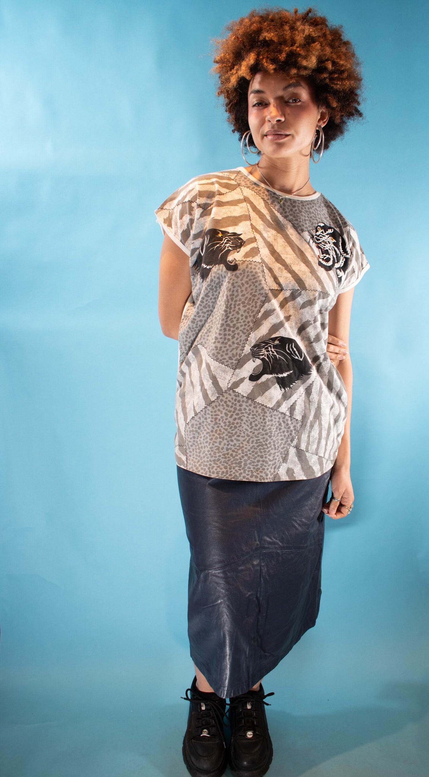 Vintage Y2K Size L Tiger Print Embellished T-Shirt in Grey.