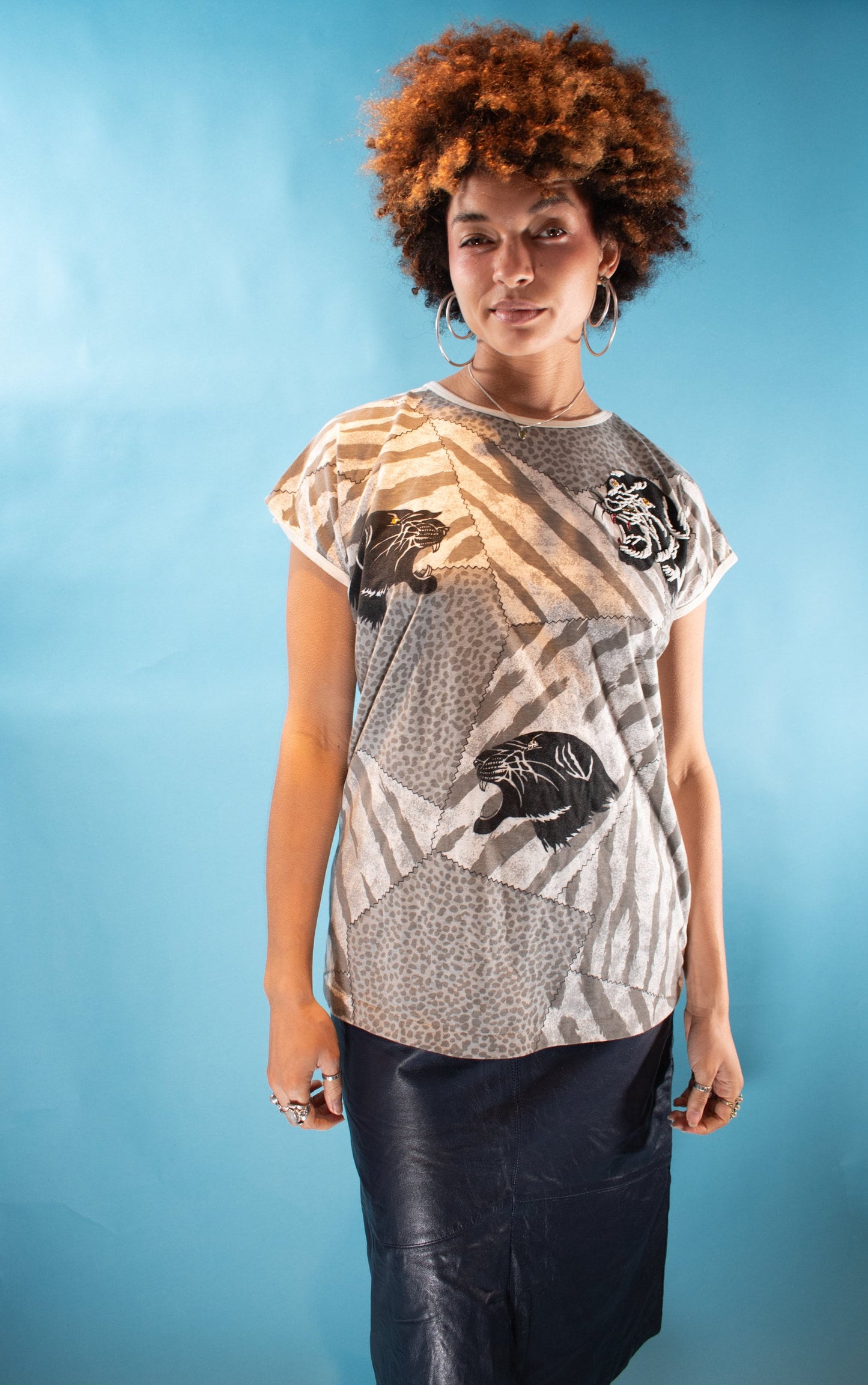 Vintage Y2K Size L Tiger Print Embellished T-Shirt in Grey.